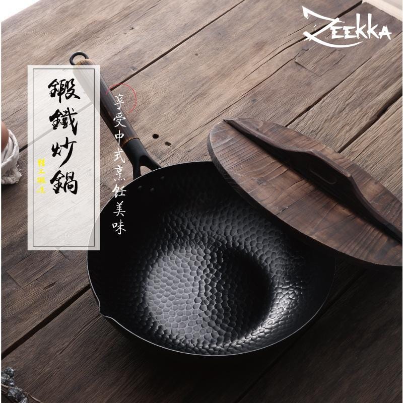 Traditioneller handgefertigter Wok aus Eisen mit Holzdeckel